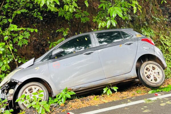 आंबोली घाटात नियंत्रण सुटल्याने कारला अपघात…!