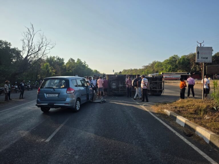एर्टिगा कारची धडक बसून बोलेरो गाडी पलटी…
